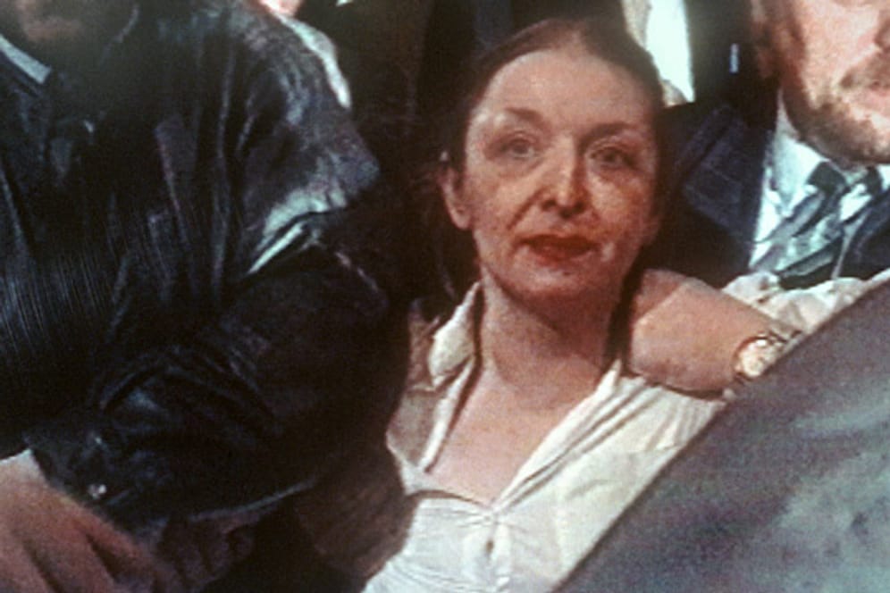 1990: Adelheid S. (damals 42) wird nach ihrem Mordanschlag auf Oskar Lafontaine von Polizeibeamten abgeführt.