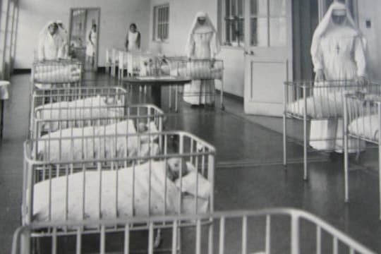 In der Abtei Sean Ross brachte Philomena Lee ihren unehelichen Sohn zur Welt, der dann gegen ihren Willen zur Adoption freigegeben wurde