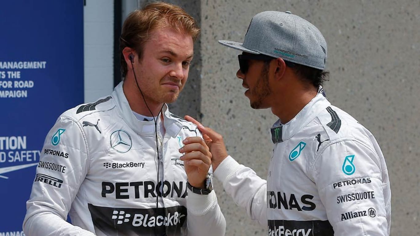 Lewis Hamilton (re.) gratuliert Nico Rosberg zu seiner Pole Position.