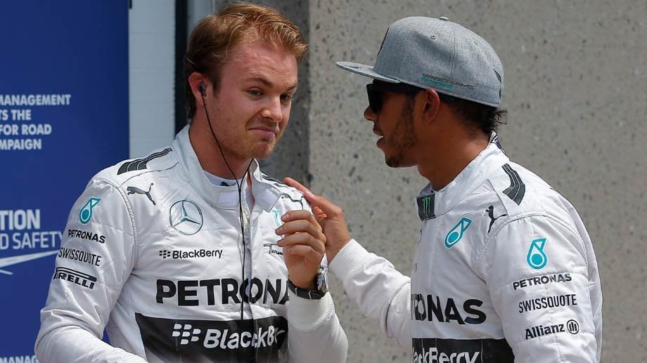 Lewis Hamilton (re.) gratuliert Nico Rosberg zu seiner Pole Position.