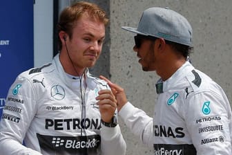 Lewis Hamilton (re.) gratuliert Nico Rosberg zu seiner Pole Position.