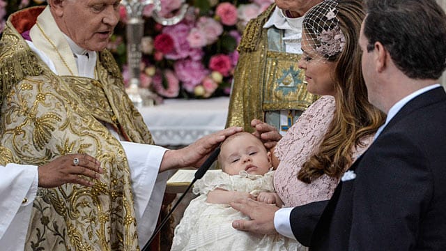 Entspannt und schlummernd: Prinzessin Leonore verschläft die Tauf-Zeremonie.