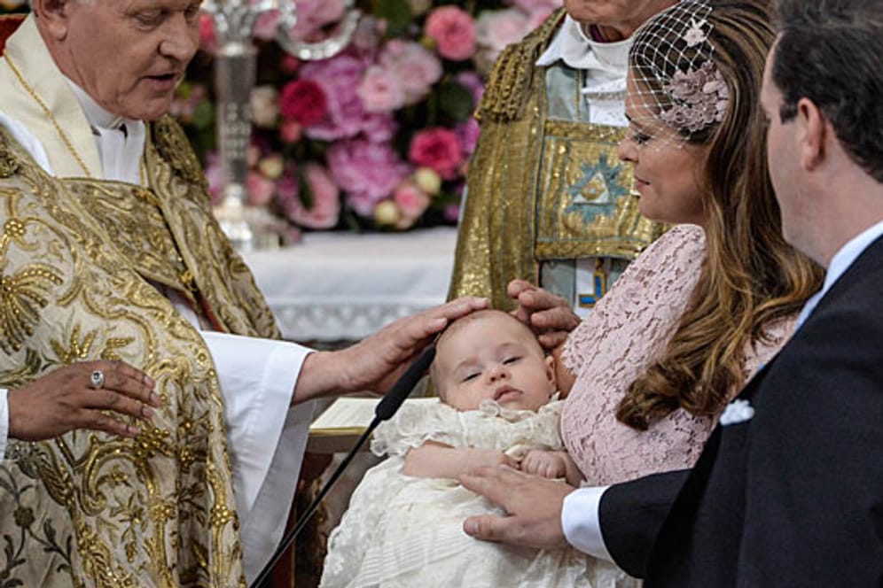 Entspannt und schlummernd: Prinzessin Leonore verschläft die Tauf-Zeremonie.