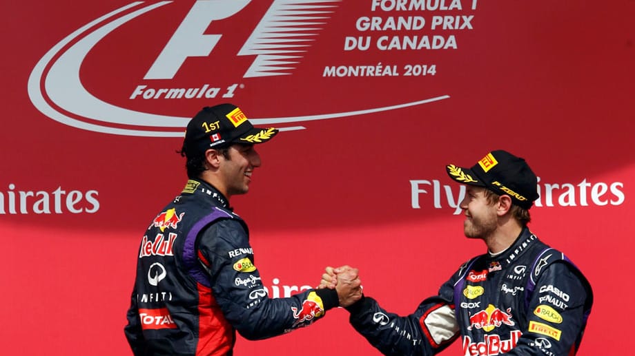 Sebastian Vettel (re.) gratuliert seinem Red-Bull Kollegen Daniel Ricciardo. Sebastian Vettel (re.) gratuliert seinem Red-Bull Kollegen Daniel Ricciardo.