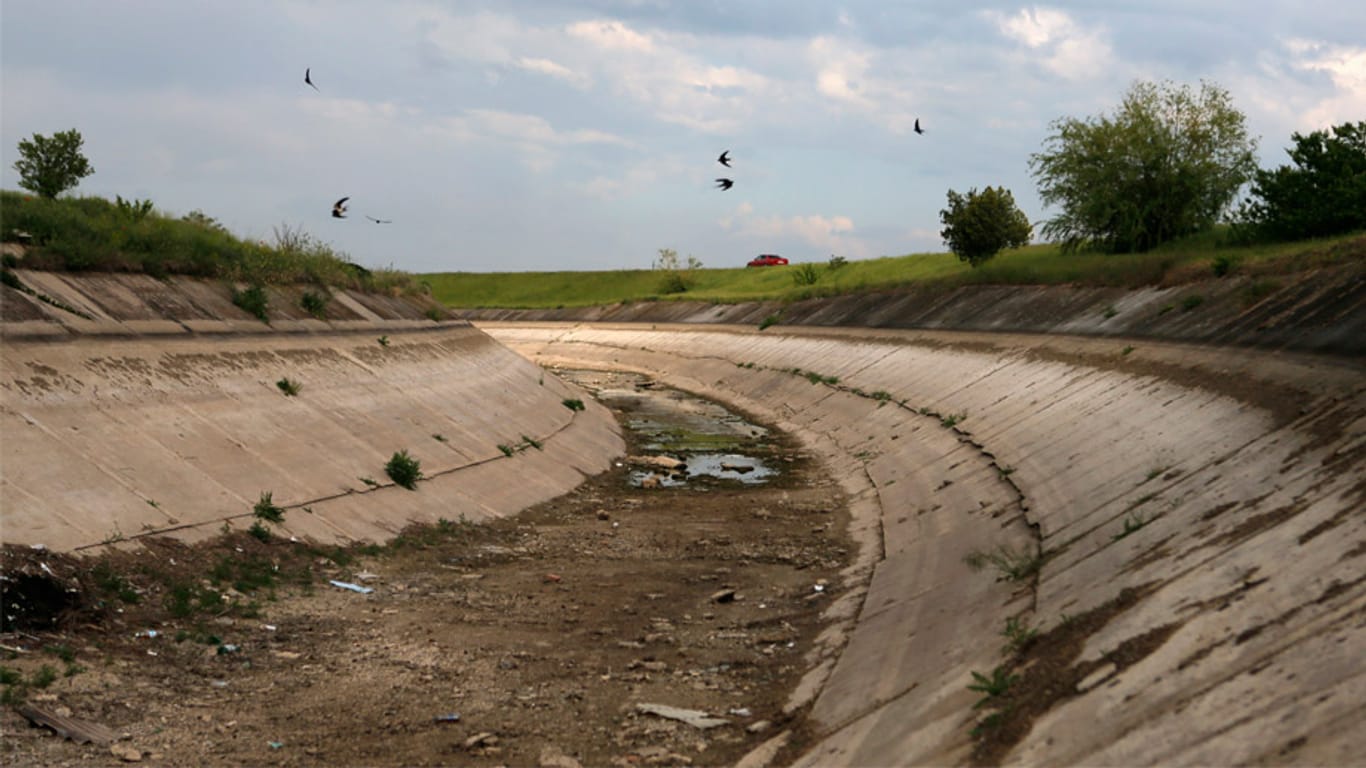 Auf der Krim herrscht mancherorts spürbare Wasserknappheit - dieser Kanal wird üblicherweise vom ukrainischen Fluss Dnjepr gespeist