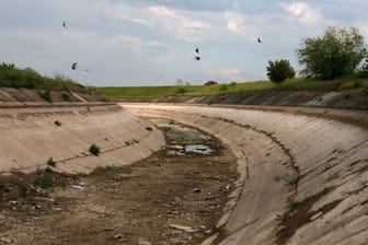 Auf der Krim herrscht mancherorts spürbare Wasserknappheit - dieser Kanal wird üblicherweise vom ukrainischen Fluss Dnjepr gespeist