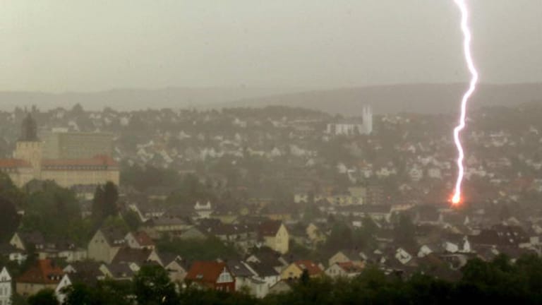 Blitzeinschlag in Arnsberg im Sauerland: Am Dienstag wüten über großen Regionen blitzintensive Gewitter