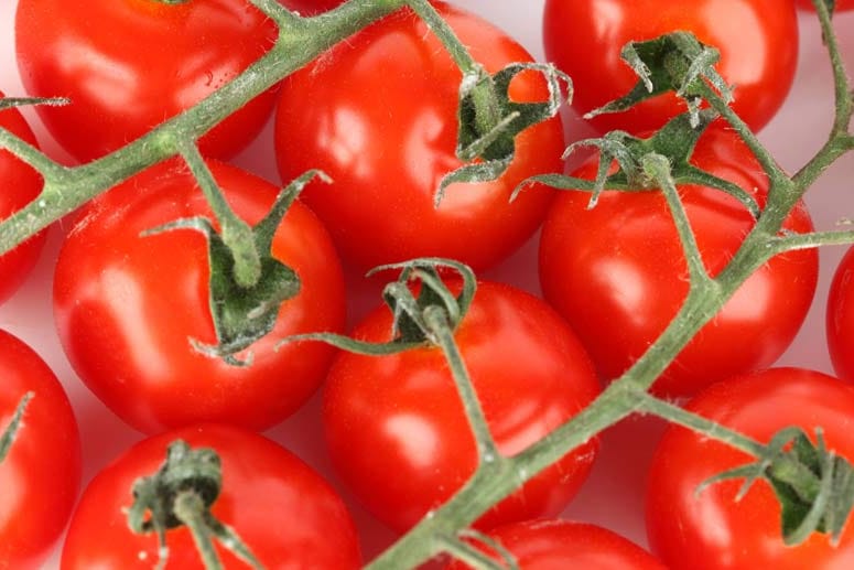 Das in Tomaten reichlich enthaltene Lycopin schützt die Gefäße. Eine Studie belegt, dass der Wirkstoff auch in Pillenform effektiv ist.