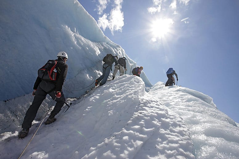 Am Folgefonna-Gletscher kann man mit dem Auto bis an den in 1200 Meter Höhe gelegenen Gletscherrand fahren. Hier oben läuft auch im Sommer ein Skilift. Ziel der Gletscherwanderer ist die zerklüftete Zunge des Juklavassbreen.
