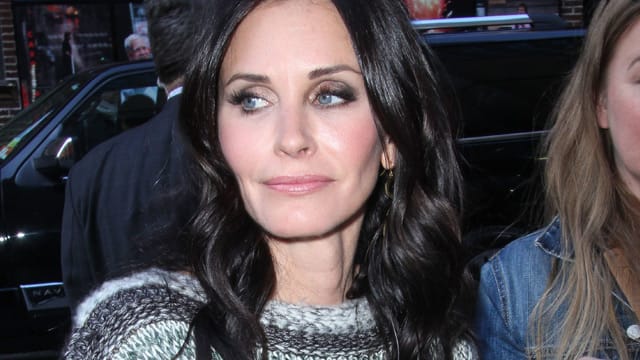 Courteney Cox ist strahlend schön wie eh und je.