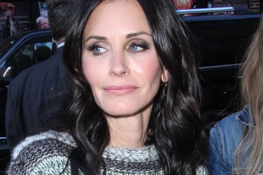 Courteney Cox ist strahlend schön wie eh und je.