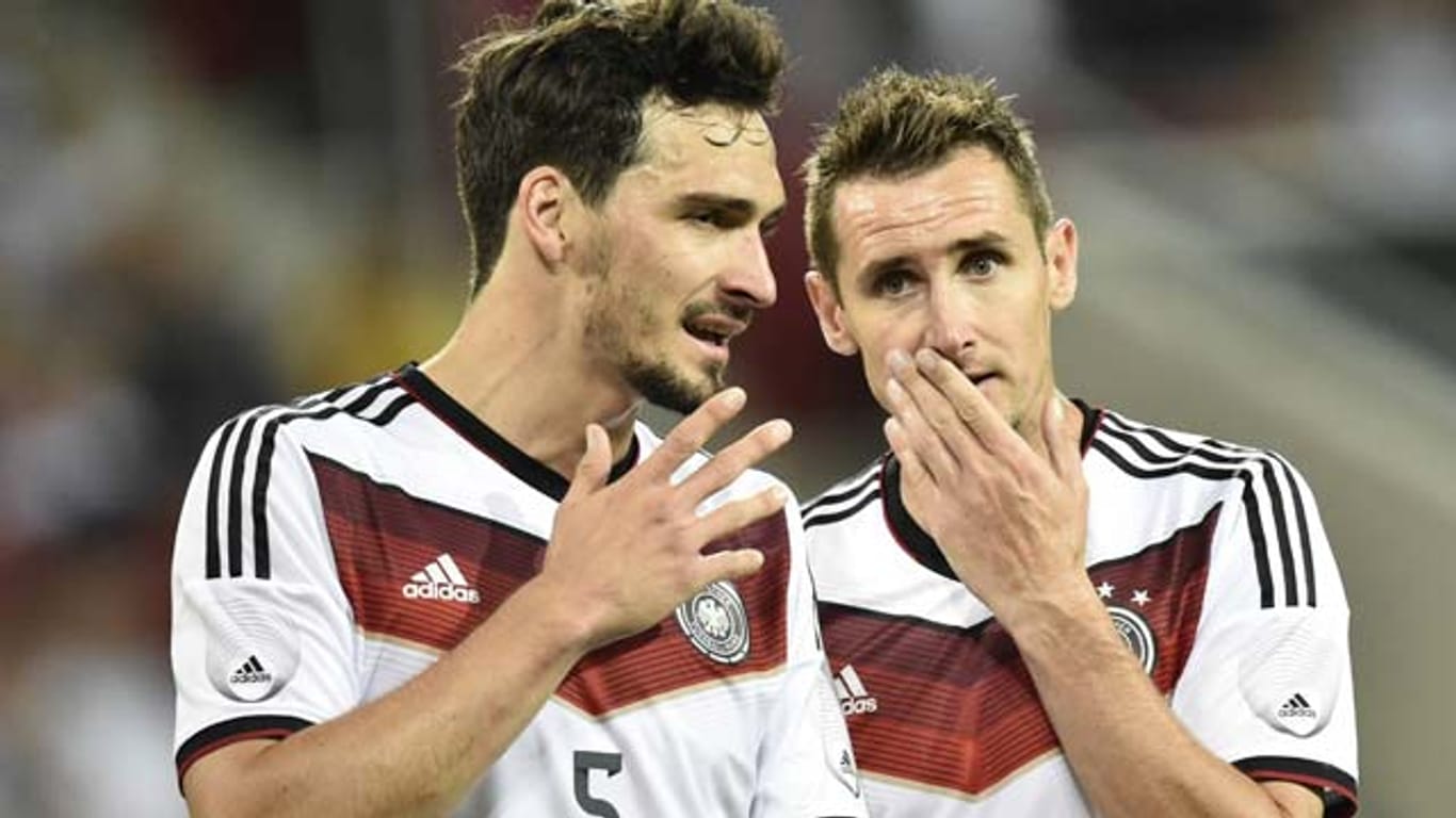 DFB-Abwehrrecke Mats Hummels (li.) und Torjäger Miroslav Klose