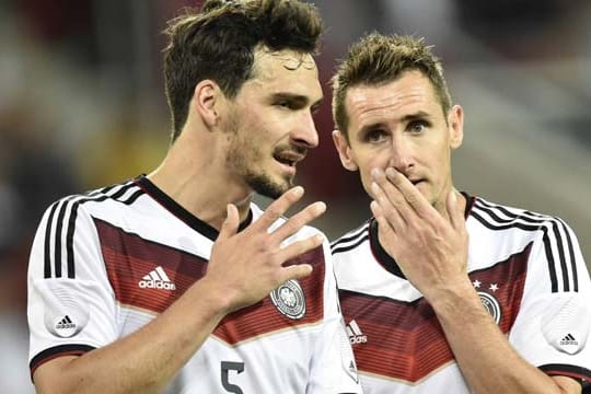 DFB-Abwehrrecke Mats Hummels (li.) und Torjäger Miroslav Klose