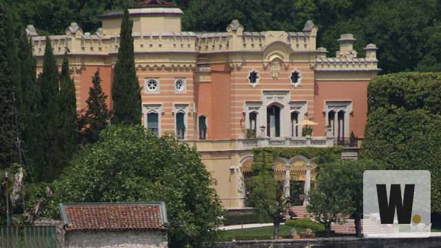 Strand mit Grand Hotel Villa Feltrinelli am Gardasee, wo Mussolini zuletzt residierte