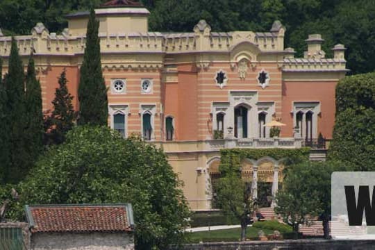 Strand mit Grand Hotel Villa Feltrinelli am Gardasee, wo Mussolini zuletzt residierte