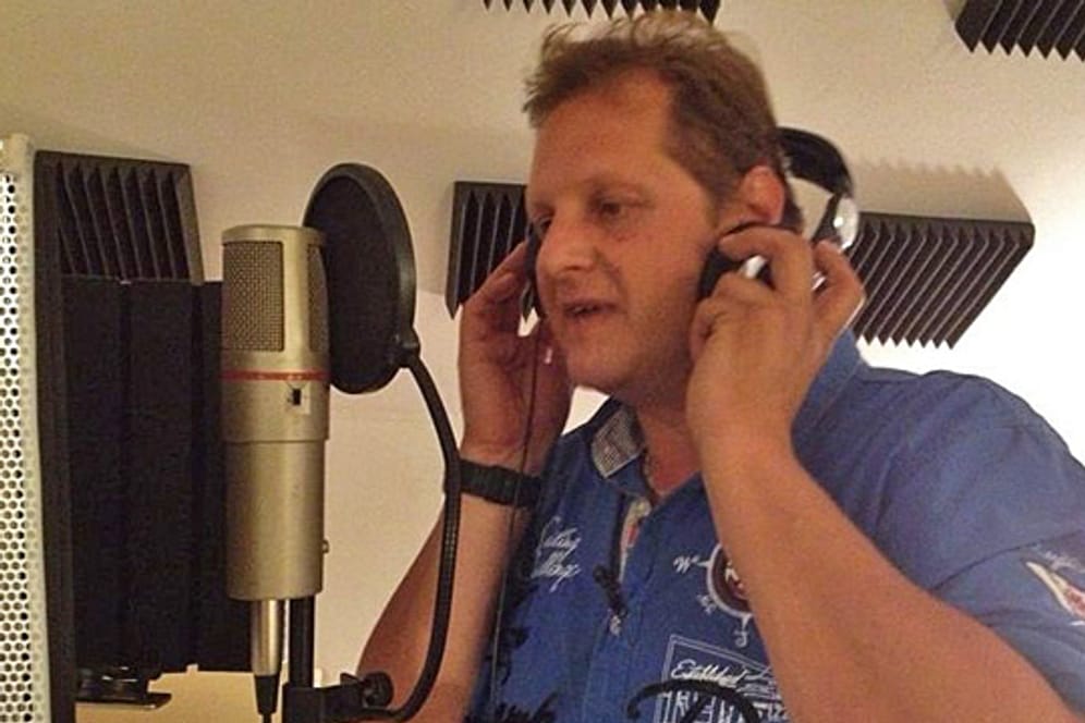 Jens Büchner singt über seine Miseren.