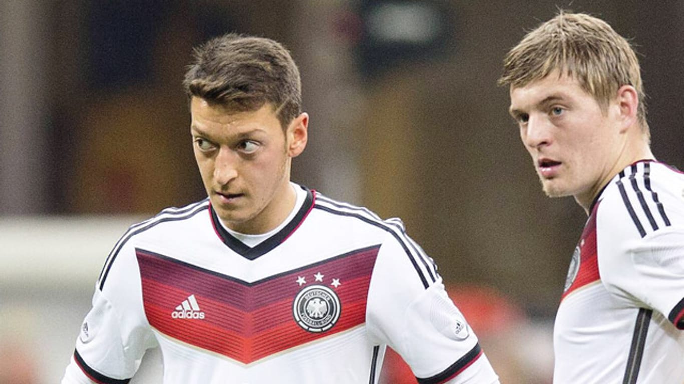 Toni Kroos (re.) wird wohl gegen Portugal spielen. Für Mesut Özil ist dann kein Platz.