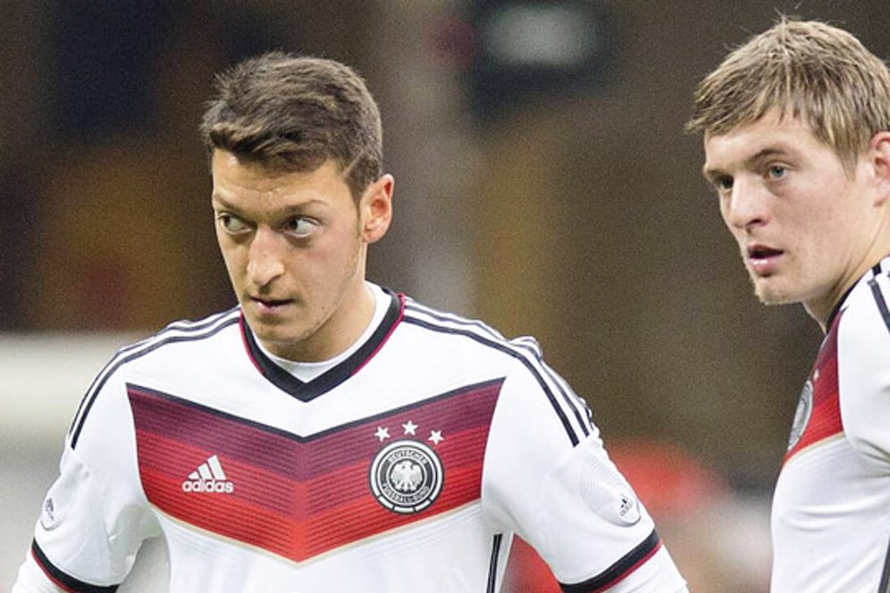 Toni Kroos (re.) wird wohl gegen Portugal spielen. Für Mesut Özil ist dann kein Platz.