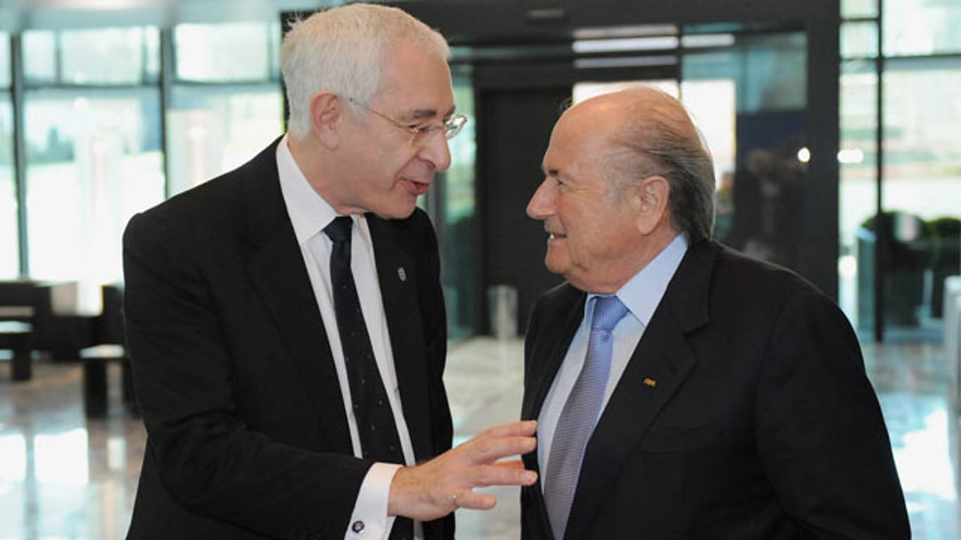 Englands Ex-Verbandspräsident Lord David Triesman (li.) hat FIFA-Boss Joseph S. Blatter mit "Don Corleone" verglichen.