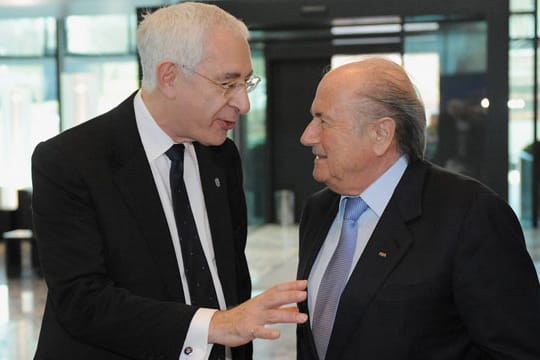 Englands Ex-Verbandspräsident Lord David Triesman (li.) hat FIFA-Boss Joseph S. Blatter mit "Don Corleone" verglichen.
