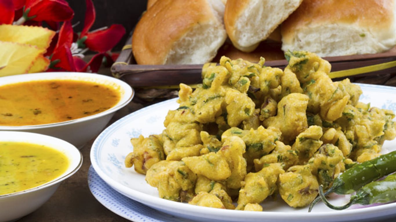 Pakora ist in Teig frittiertes Gemüse und wird in Indien oft als Zwischenmahlzeit oder Beilage verzehrt