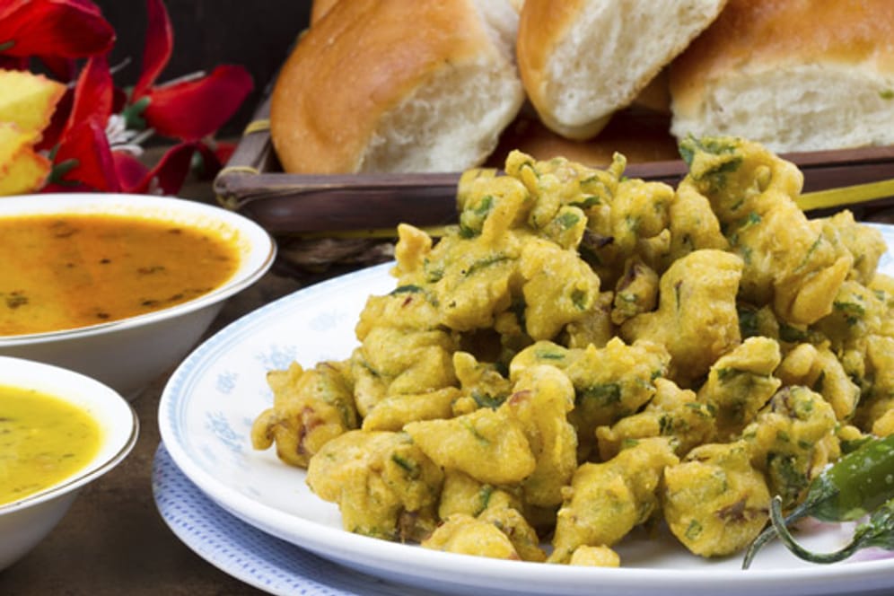 Pakora ist in Teig frittiertes Gemüse und wird in Indien oft als Zwischenmahlzeit oder Beilage verzehrt