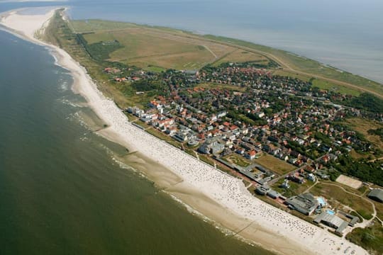 Wangerooge aus der Luft betrachtet. Gut zu sehen ist hier die endloslange und unberührte Dünenlandschaft.