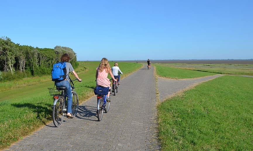 Wangerooge lässt sich auch mit dem Fahrrad erkunden, kilometerweit sogar auf dem Deich.