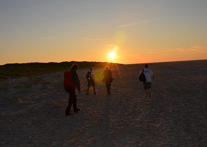 Filmreif geht die Sonne unter - bei Wanderungen am späten Abend sind Urlauber an der Ostspitze Wangerooges fast unter sich.