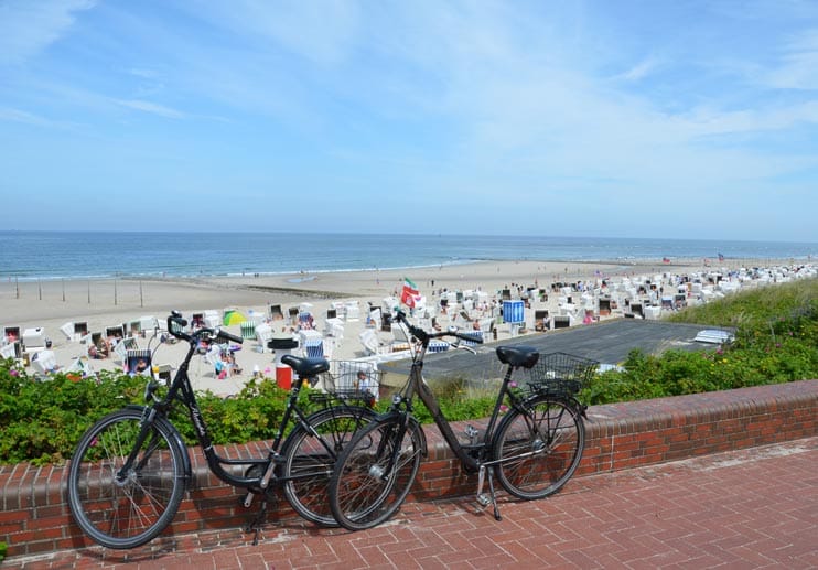 Parkplatz mit Meerblick - auf der Strandpromenade müssen Radfahrer absteigen. Autos gibt es auf der Insel nicht.