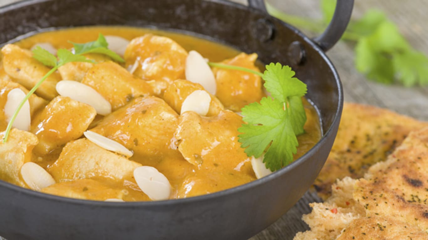 Dieses Chicken-Curry mit Mandeln und frischem Koriander ist nur eine von unzähligen Rezeptvarianten