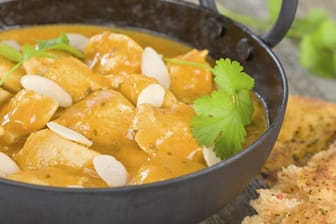 Dieses Chicken-Curry mit Mandeln und frischem Koriander ist nur eine von unzähligen Rezeptvarianten