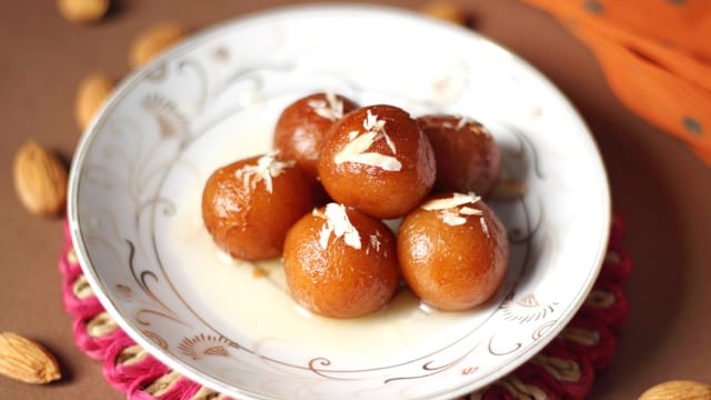 Zwar nichts für die schlanke Figur aber dennoch sollte man sich den Geschmack von Gulab Jamun nicht entgehen lassen