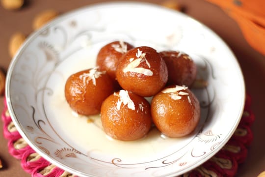 Zwar nichts für die schlanke Figur aber dennoch sollte man sich den Geschmack von Gulab Jamun nicht entgehen lassen