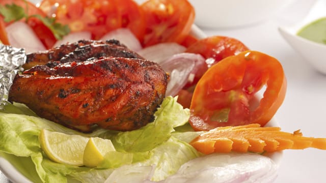 Tandoori Chicken ist ein ganz besonderes indisches Gericht, da das Huhn lange in einer Marinade eingelegt wird