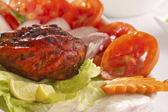 Tandoori Chicken ist ein ganz besonderes indisches Gericht, da das Huhn lange in einer Marinade eingelegt wird