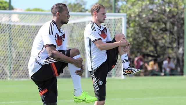 Zwei Spezialisten aus der Innenverteidigung sollen außen aushelfen: Jerome Boateng (li.) und Benedikt Höwedes. Zwei Spezialisten aus der Innenverteidigung sollen außen aushelfen: Jerome Boateng (li.) und Benedikt Höwedes.