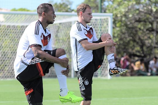 Zwei Spezialisten aus der Innenverteidigung sollen außen aushelfen: Jerome Boateng (li.) und Benedikt Höwedes.