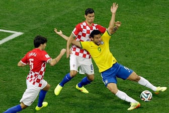 Brasiliens Nummer Neun Fred stürzt nach einem harmlosen Trikot-Zupfer von Dejan Lovren zu Boden.