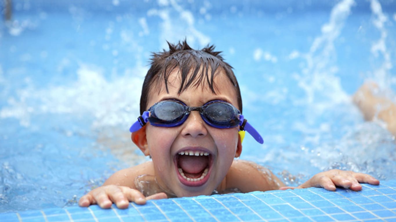 Gegen gerötete Augen im Schwimmbad hilft am besten eine Schwimmbrille