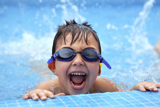 Gegen gerötete Augen im Schwimmbad hilft am besten eine Schwimmbrille