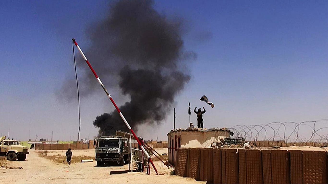 Brennende Autos und vermummte Rebellenkrieger: Im Irak droht die Lage zu eskalieren.