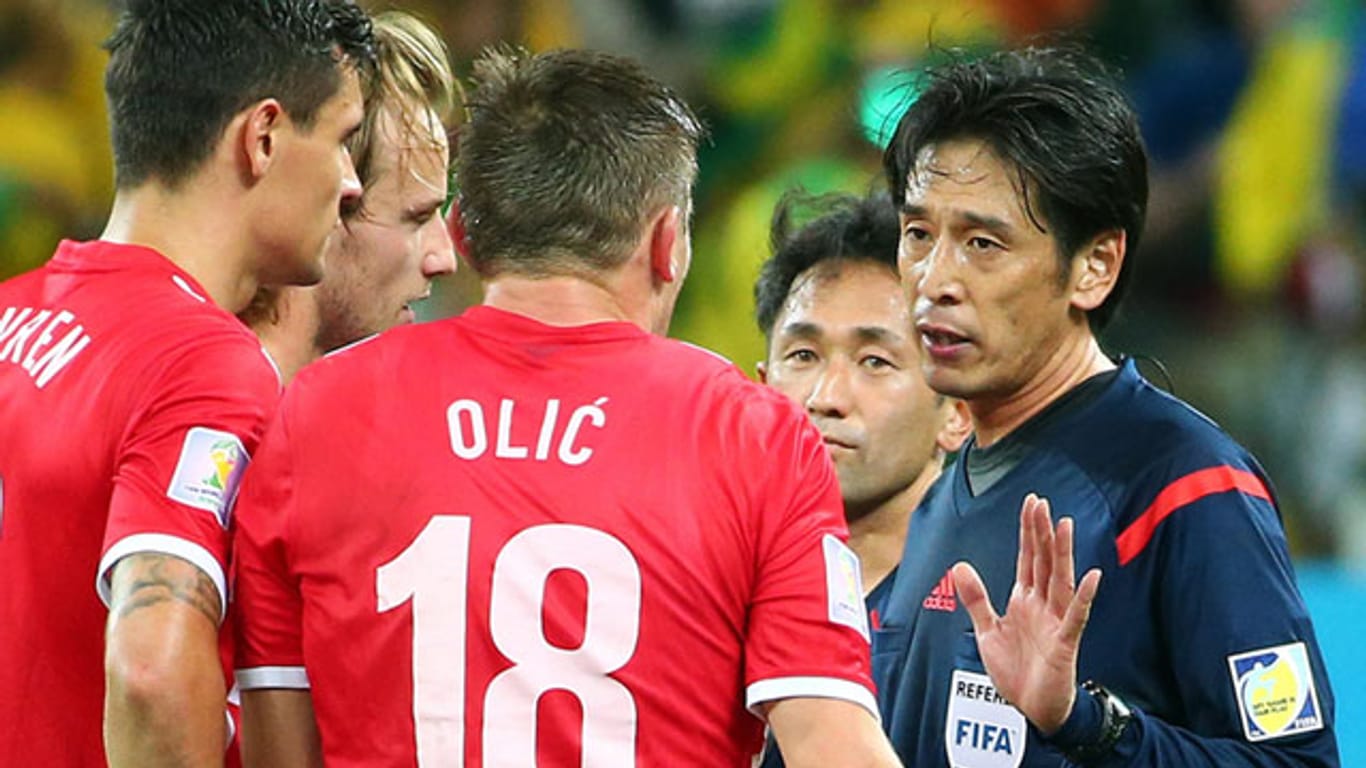 Die Kroaten können es nicht fassen: Der japanische Schiedsrichter Yuichi Nishimura pfeift einen Elfmeter.