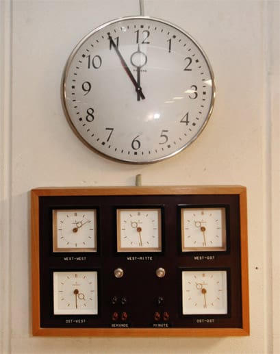 Dem Ernst der Lage angemessen: In der Leitzentrale des ehemaligen Regierungsbunkers stehen die Uhrzeiger auf fünf vor zwölf.