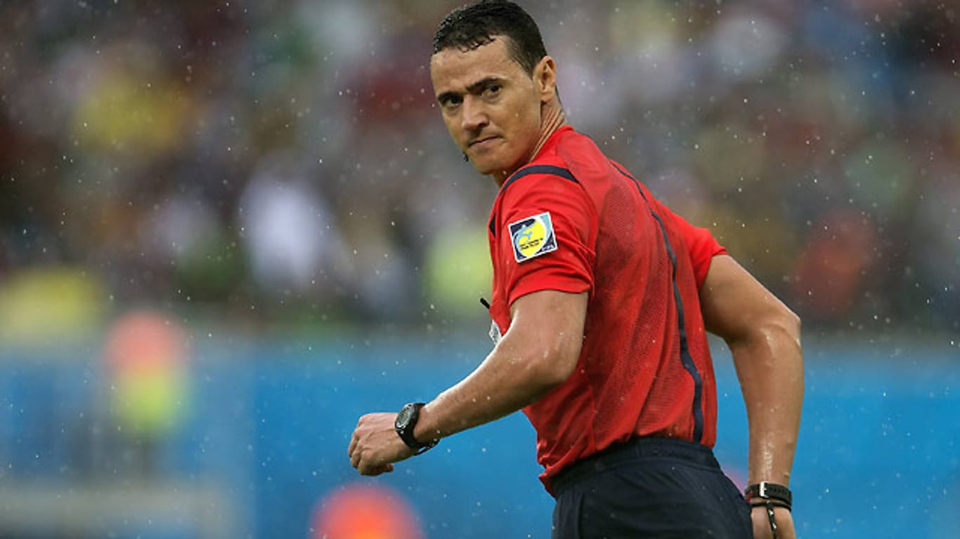 Schiedsrichter Wilmar Roldan zog bei der Partie Mexiko gegen Kamerun mit Fehlentscheidungen den Unmut auf sich.