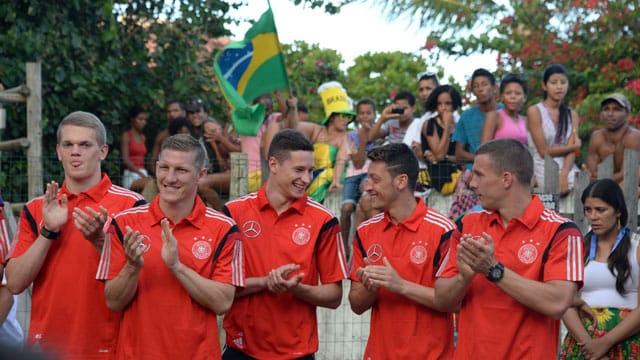 Matthias Ginter, Bastian Schweinsteiger, Julian Draxler, Mesut Özil und Lukas Podolski (von links) bei ihrem Besuch einer Grundschule in Santo André, Brasilien.