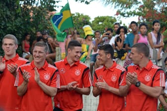 Matthias Ginter, Bastian Schweinsteiger, Julian Draxler, Mesut Özil und Lukas Podolski (von links) bei ihrem Besuch einer Grundschule in Santo André, Brasilien.