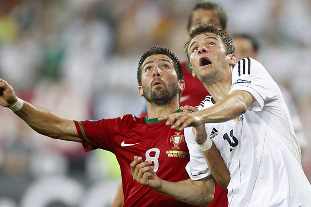 Deutschlands Thomas Müller (re.) kommt gegen Portugals Moutinho und Co. wohl eine ganz besondere Rolle zu.