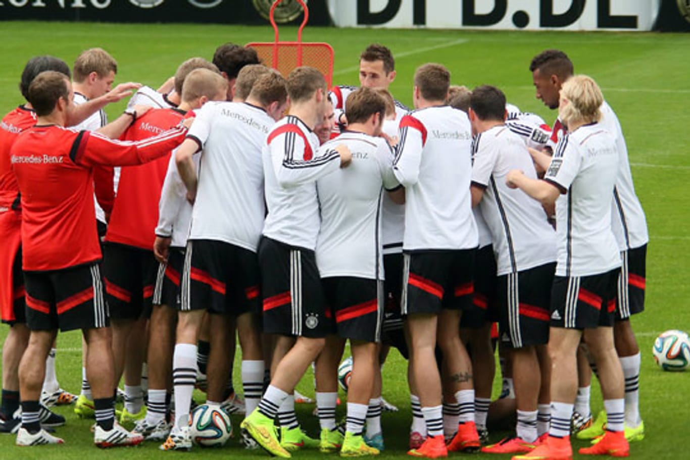 Die deutsche Nationalmannschaft beschwört den Teamgeist.