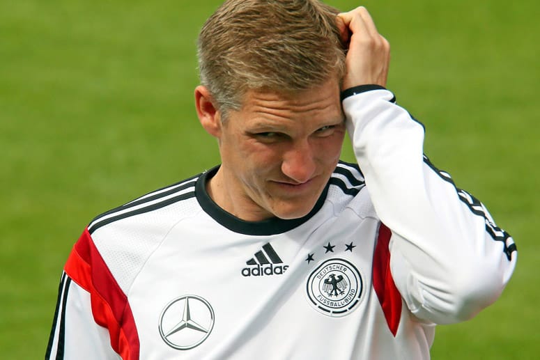 Bastian Schweinsteiger ist für eine Untersuchung in ein Krankenhaus geflogen worden.
